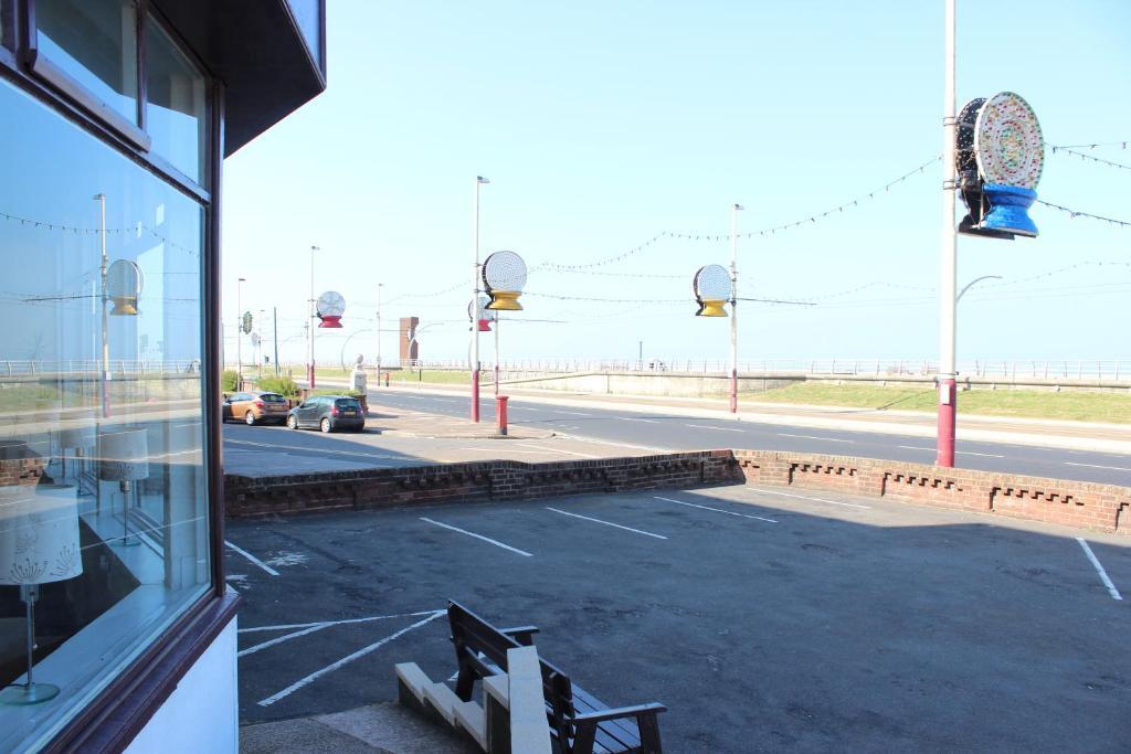 The Colwyn Hotel - Near Pleasure Beach Blackpool Bagian luar foto