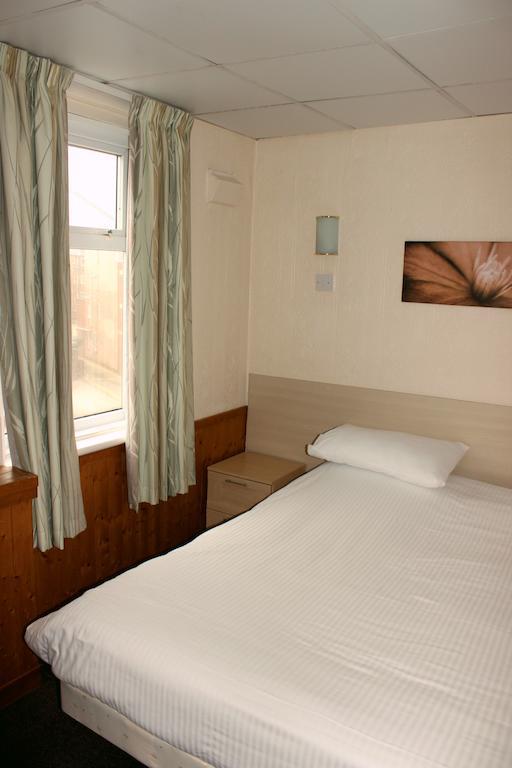 The Colwyn Hotel - Near Pleasure Beach Blackpool Bagian luar foto