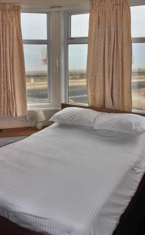 The Colwyn Hotel - Near Pleasure Beach Blackpool Bagian luar foto