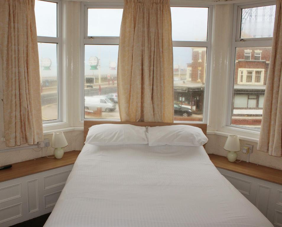 The Colwyn Hotel - Near Pleasure Beach Blackpool Bagian luar foto