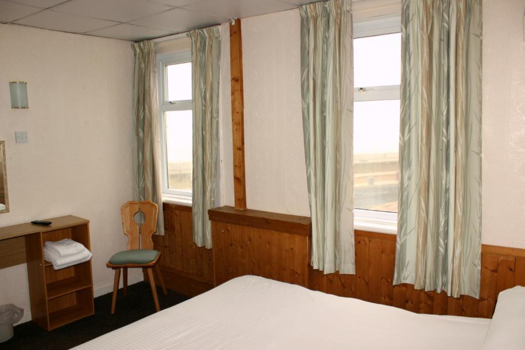 The Colwyn Hotel - Near Pleasure Beach Blackpool Bagian luar foto