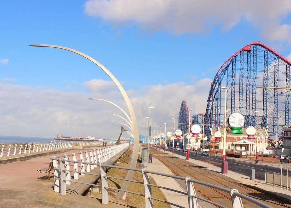 The Colwyn Hotel - Near Pleasure Beach Blackpool Bagian luar foto