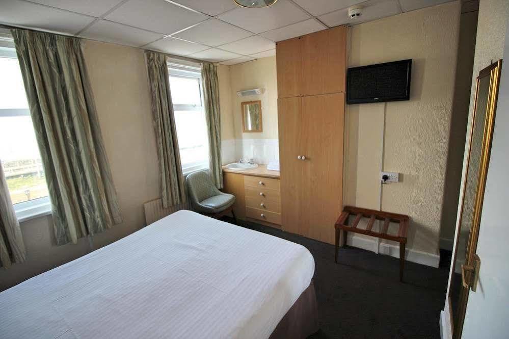 The Colwyn Hotel - Near Pleasure Beach Blackpool Bagian luar foto