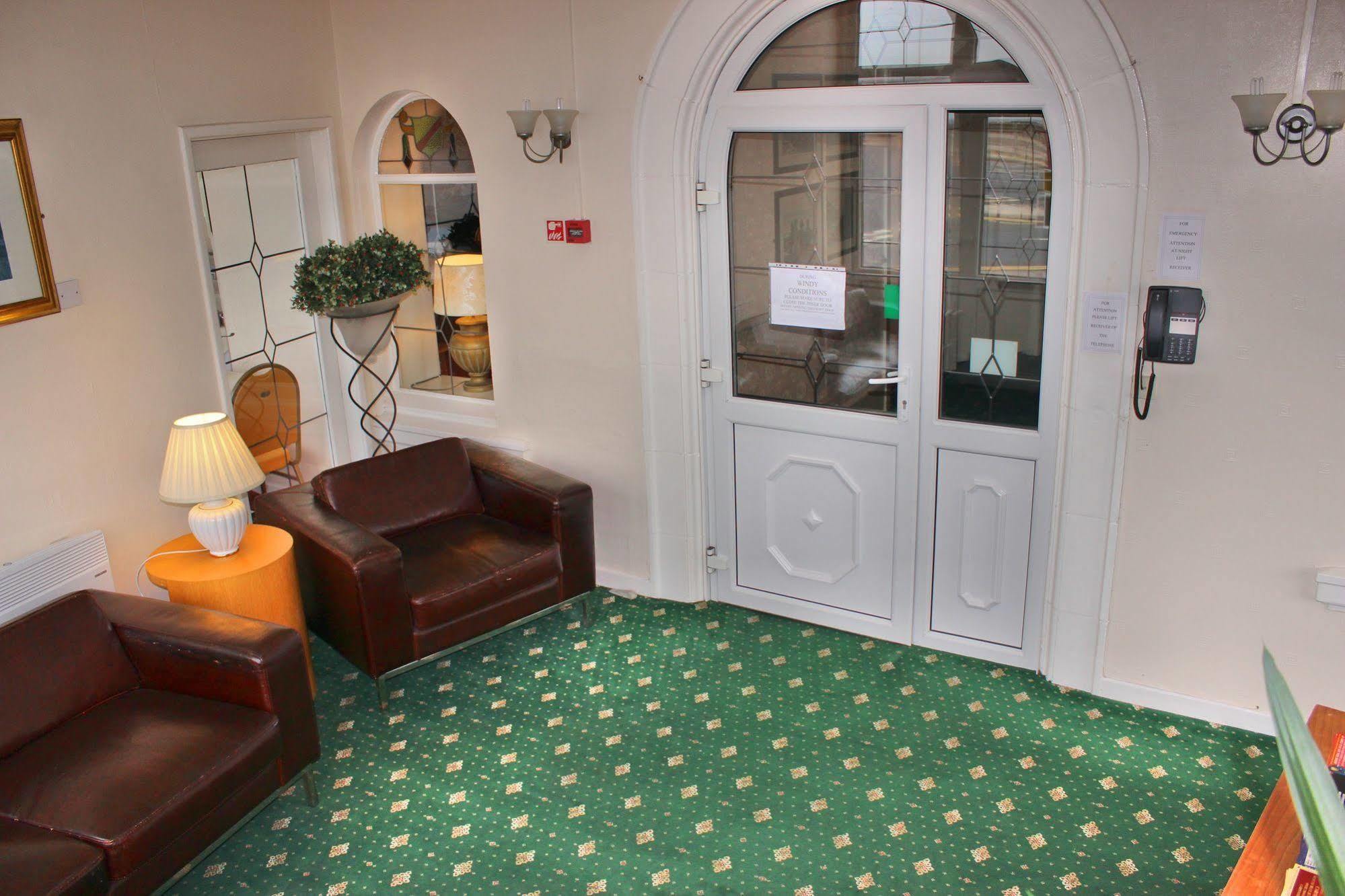The Colwyn Hotel - Near Pleasure Beach Blackpool Bagian luar foto