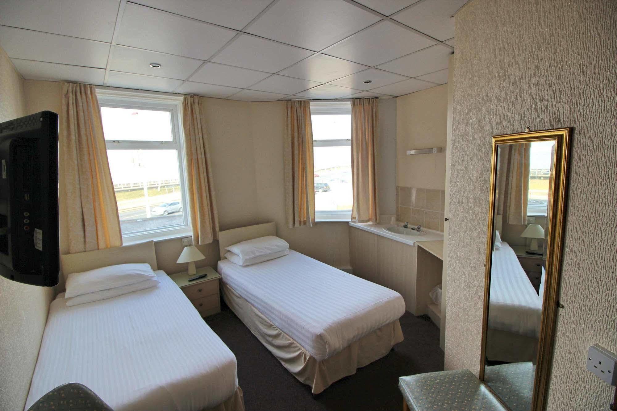 The Colwyn Hotel - Near Pleasure Beach Blackpool Bagian luar foto
