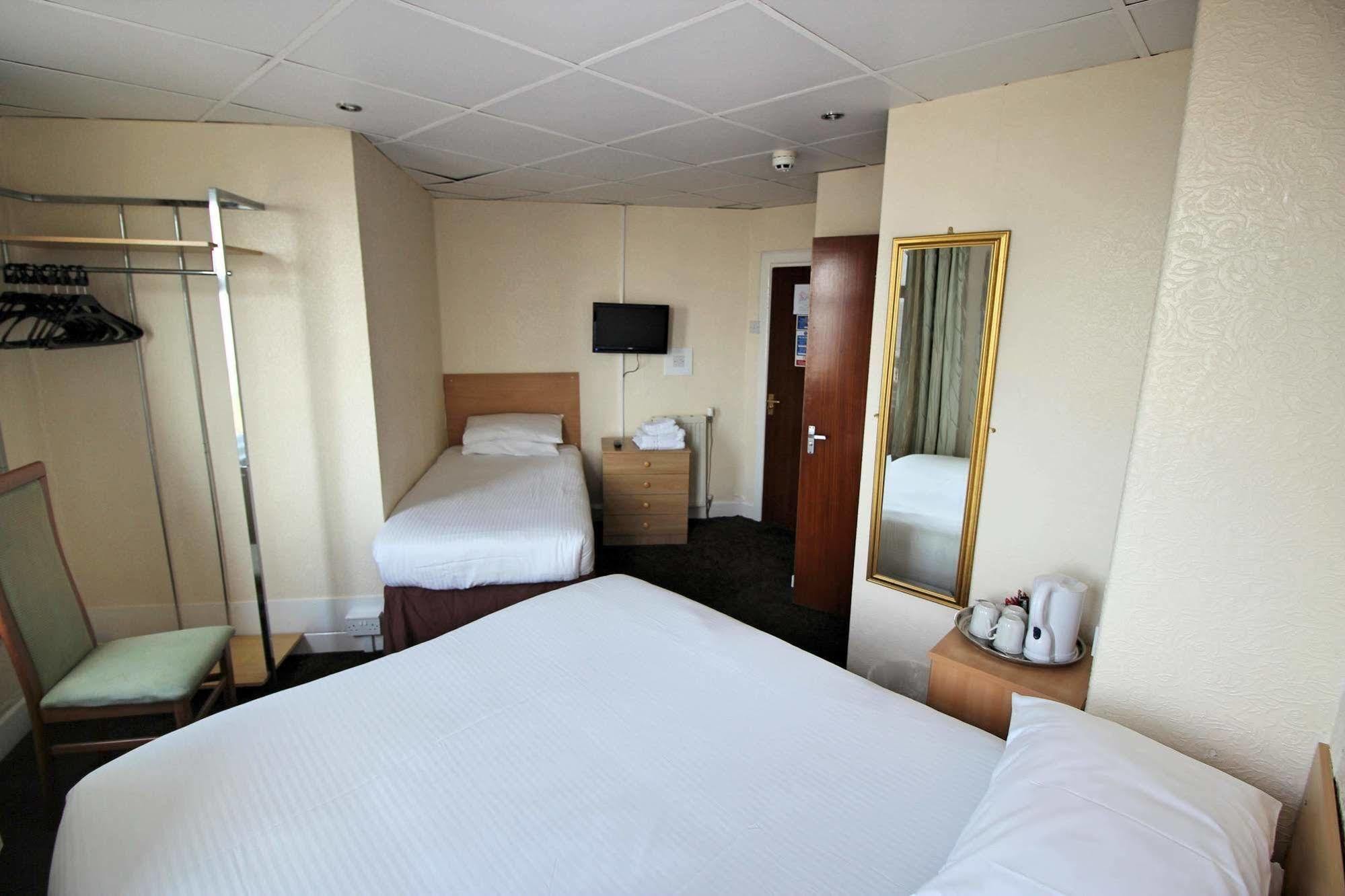 The Colwyn Hotel - Near Pleasure Beach Blackpool Bagian luar foto