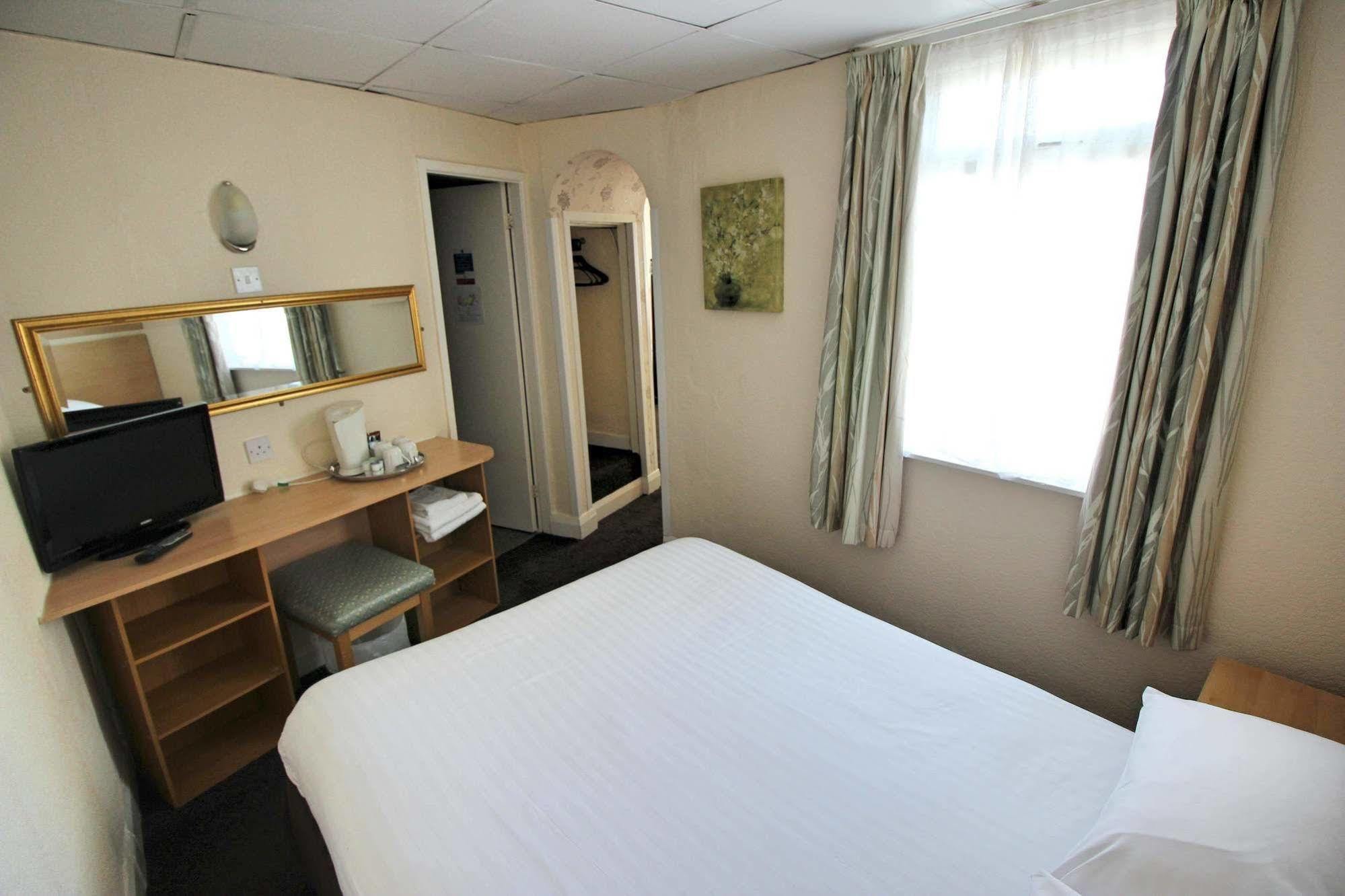 The Colwyn Hotel - Near Pleasure Beach Blackpool Bagian luar foto