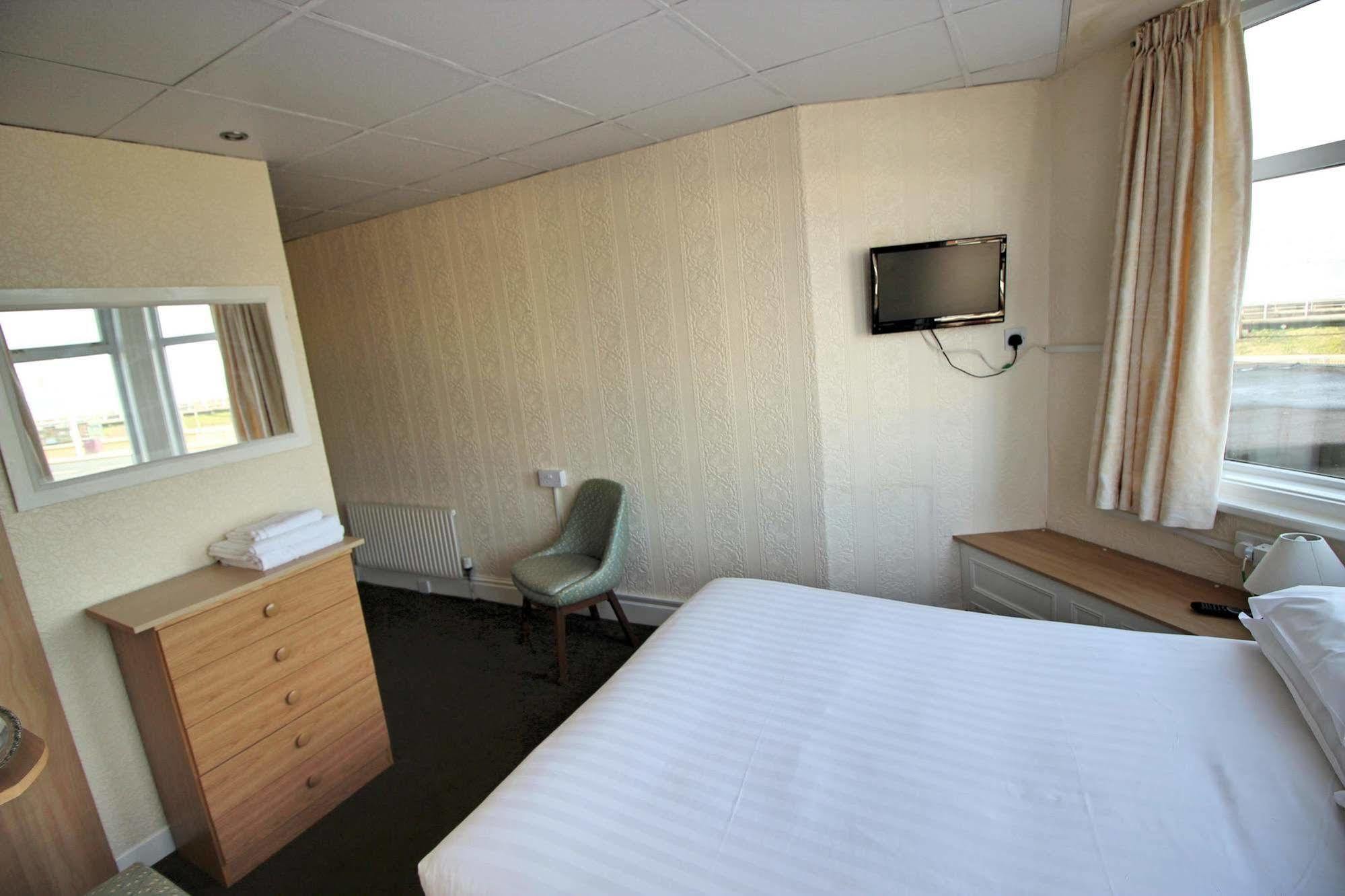 The Colwyn Hotel - Near Pleasure Beach Blackpool Bagian luar foto