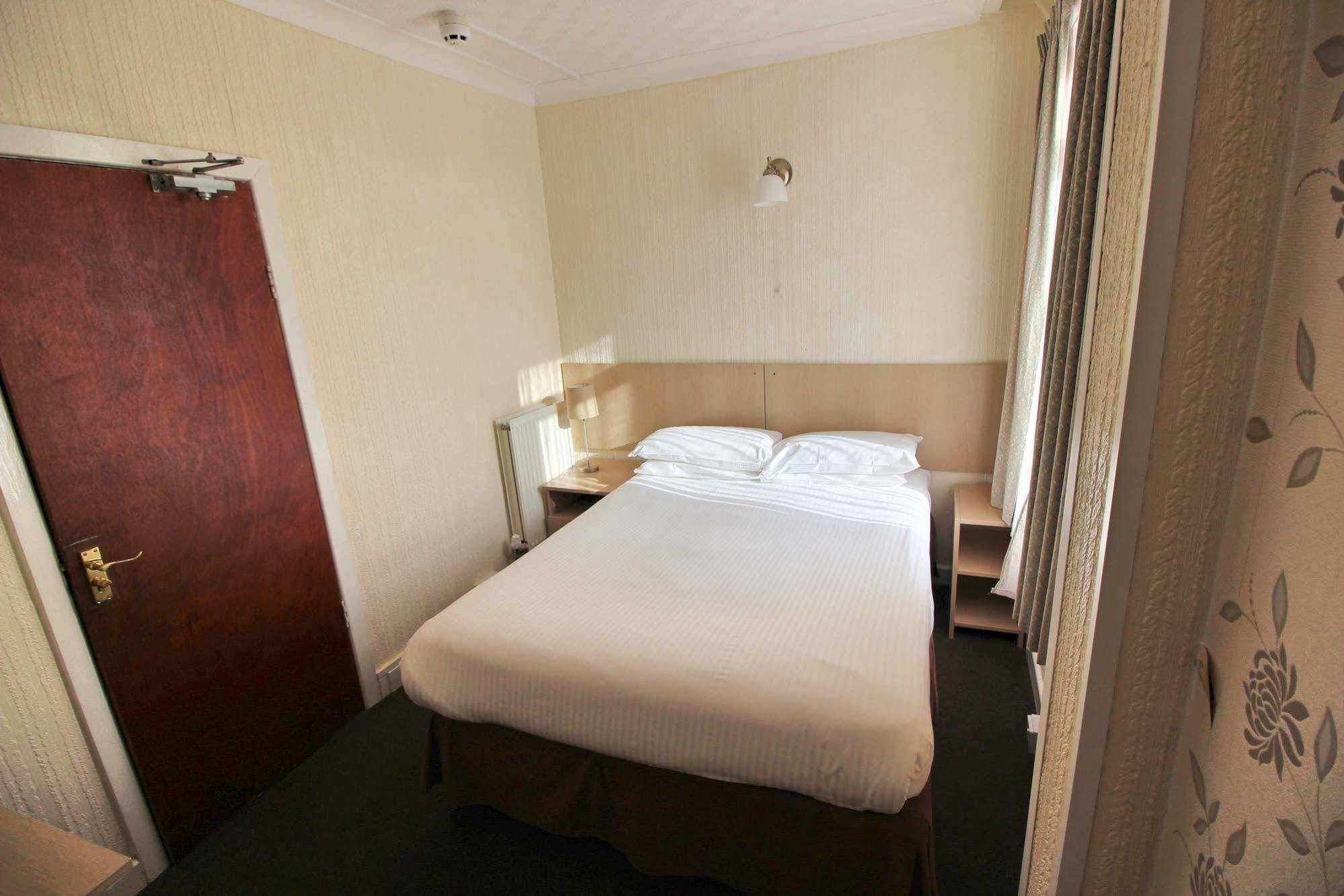 The Colwyn Hotel - Near Pleasure Beach Blackpool Bagian luar foto