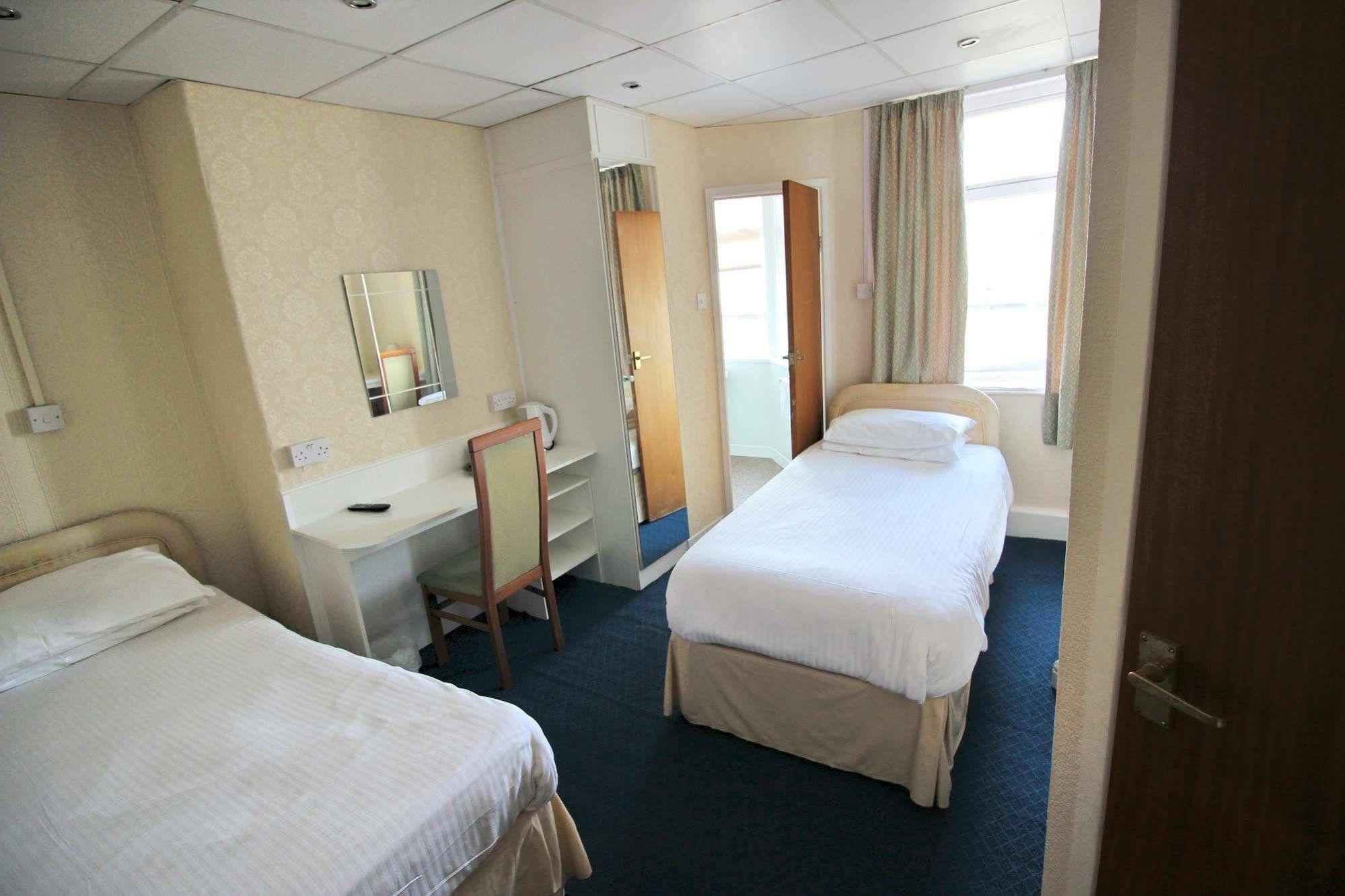 The Colwyn Hotel - Near Pleasure Beach Blackpool Bagian luar foto