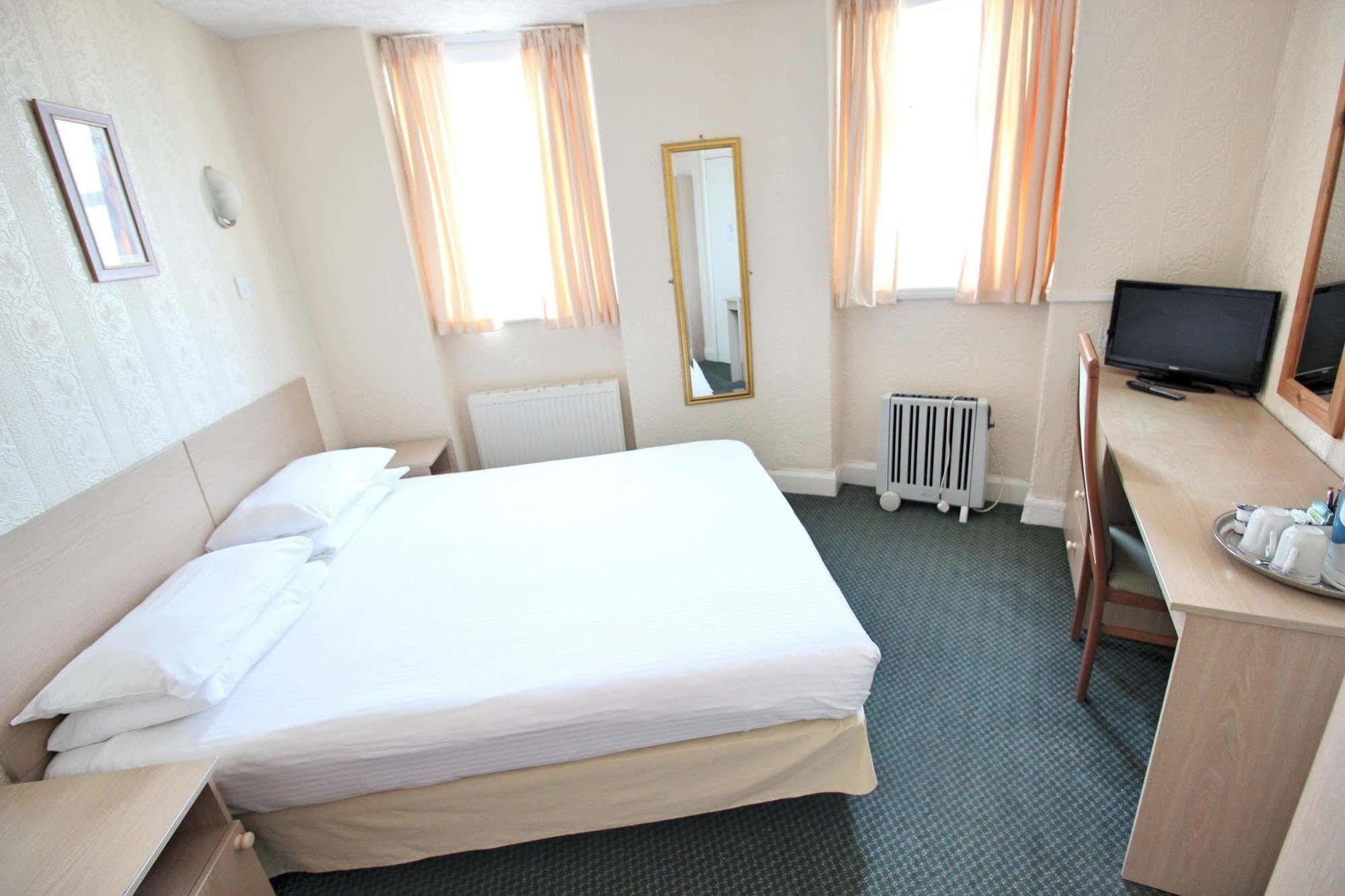 The Colwyn Hotel - Near Pleasure Beach Blackpool Bagian luar foto